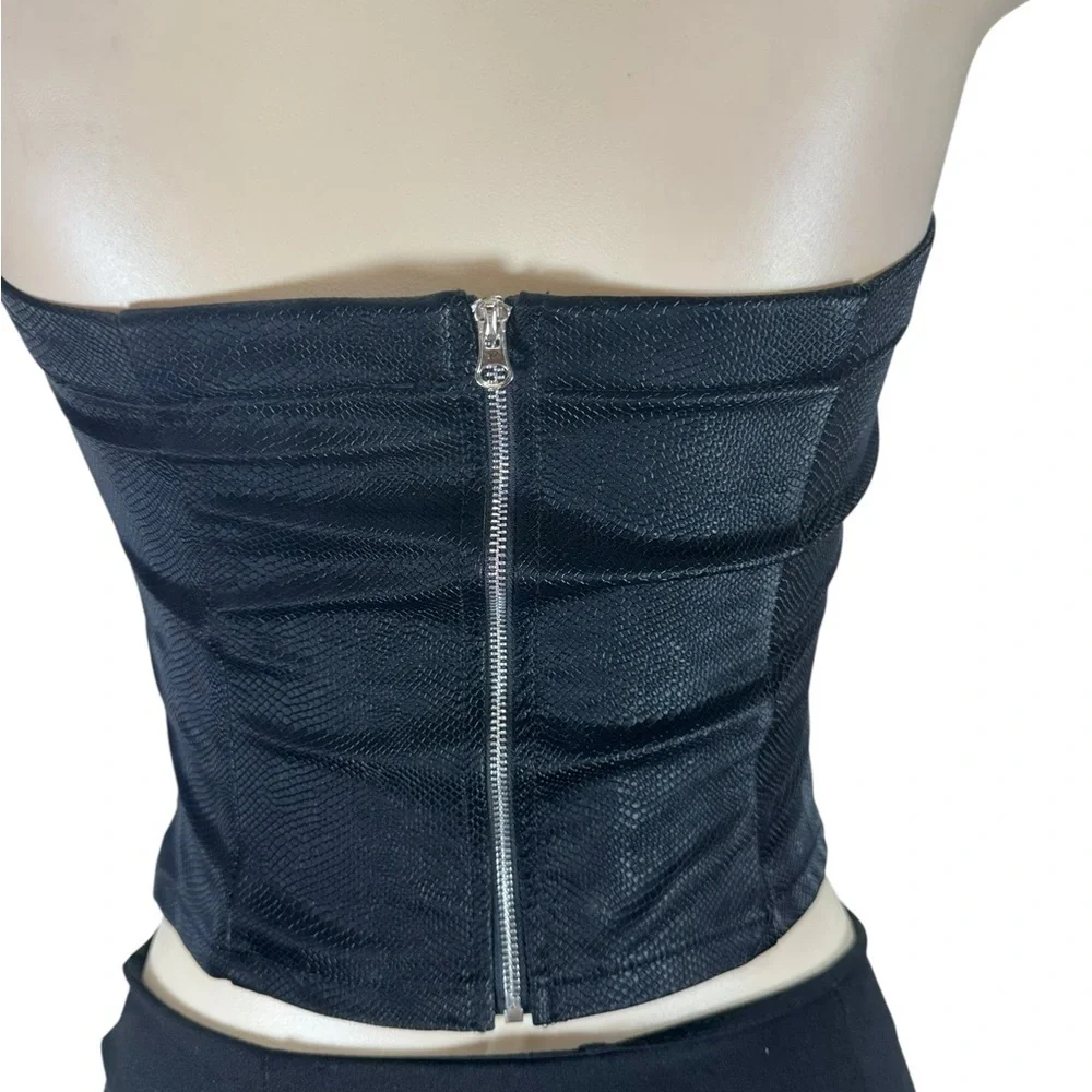 Kirius.Elegant Black Strapless Top - Picture 2 of 10